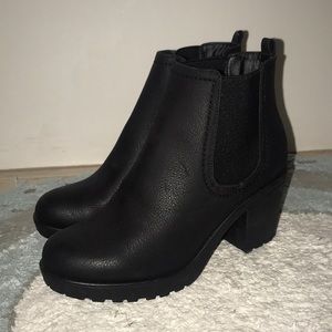 Boohoo Matilda Block Heel Chelsea Boot Size 5